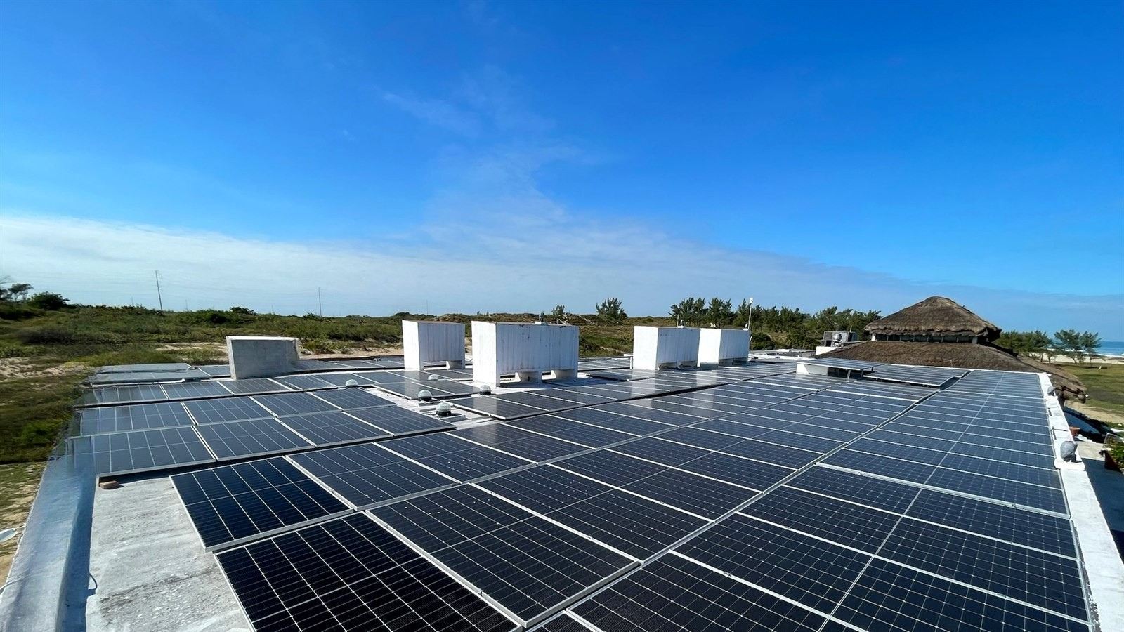 Estructura elevada con paneles solares instalada por Ecolux