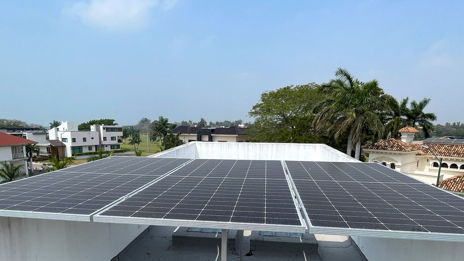 Paneles solares sobre estructura en azotea blanca de una casa, instalados por Ecolux