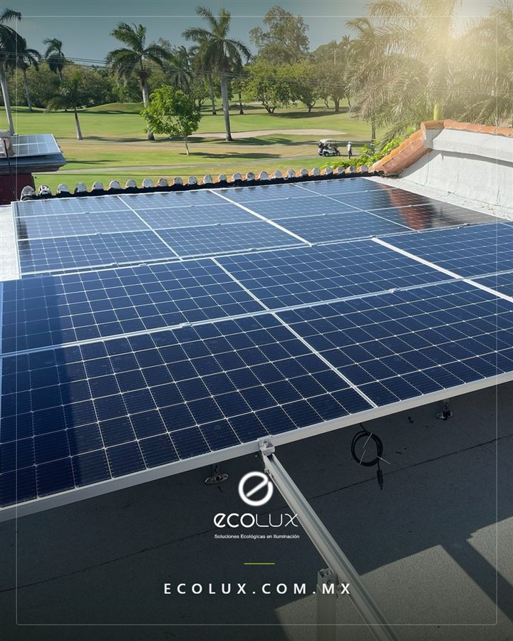 Publicación de Ecolux: paneles solares limpios bajo el sol sobre una azotea, con el mensaje “Cuando el sol trabaja para ti”
