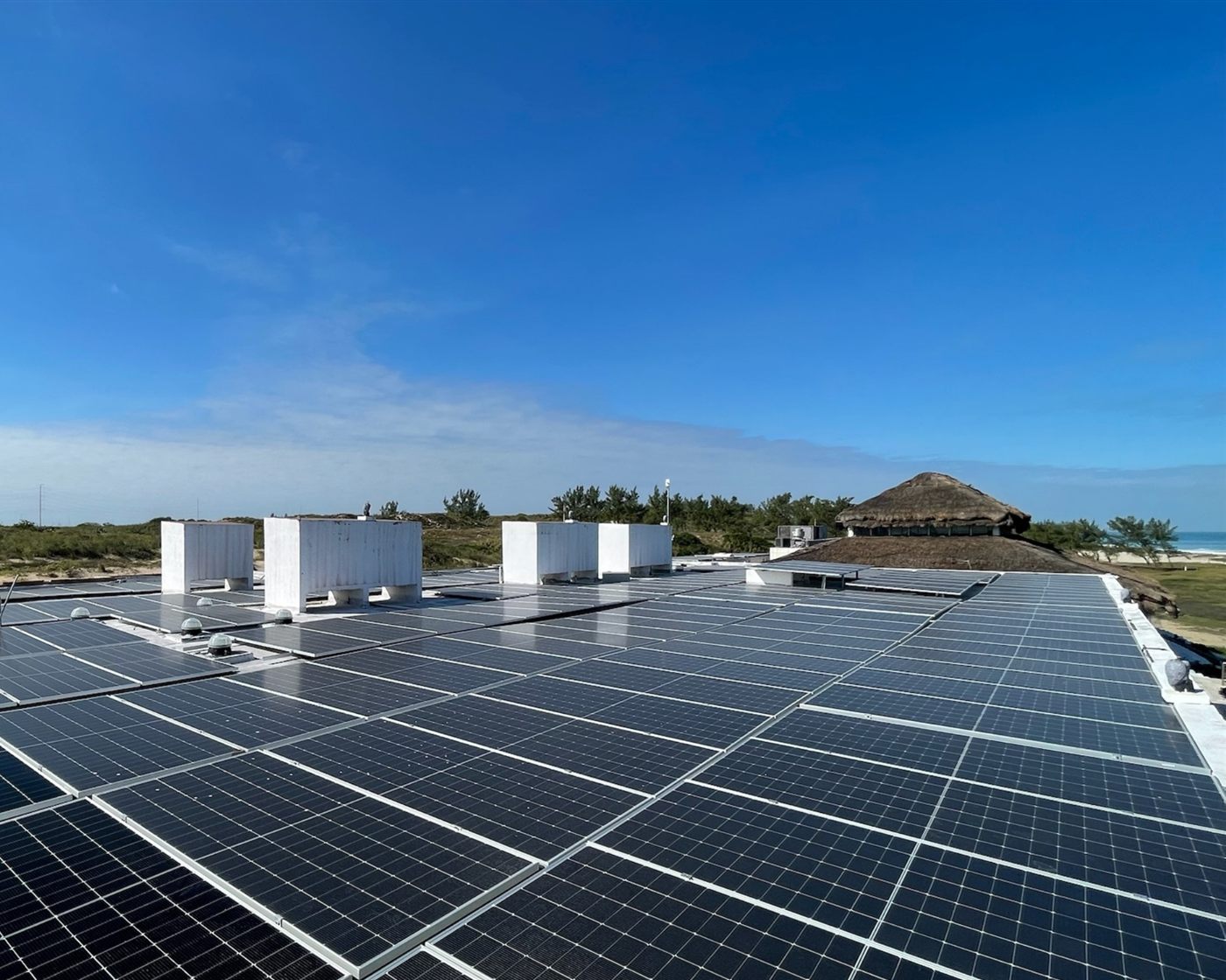 Paneles solares fotovoltaicos instalados por Ecolux bajo un cielo despejado