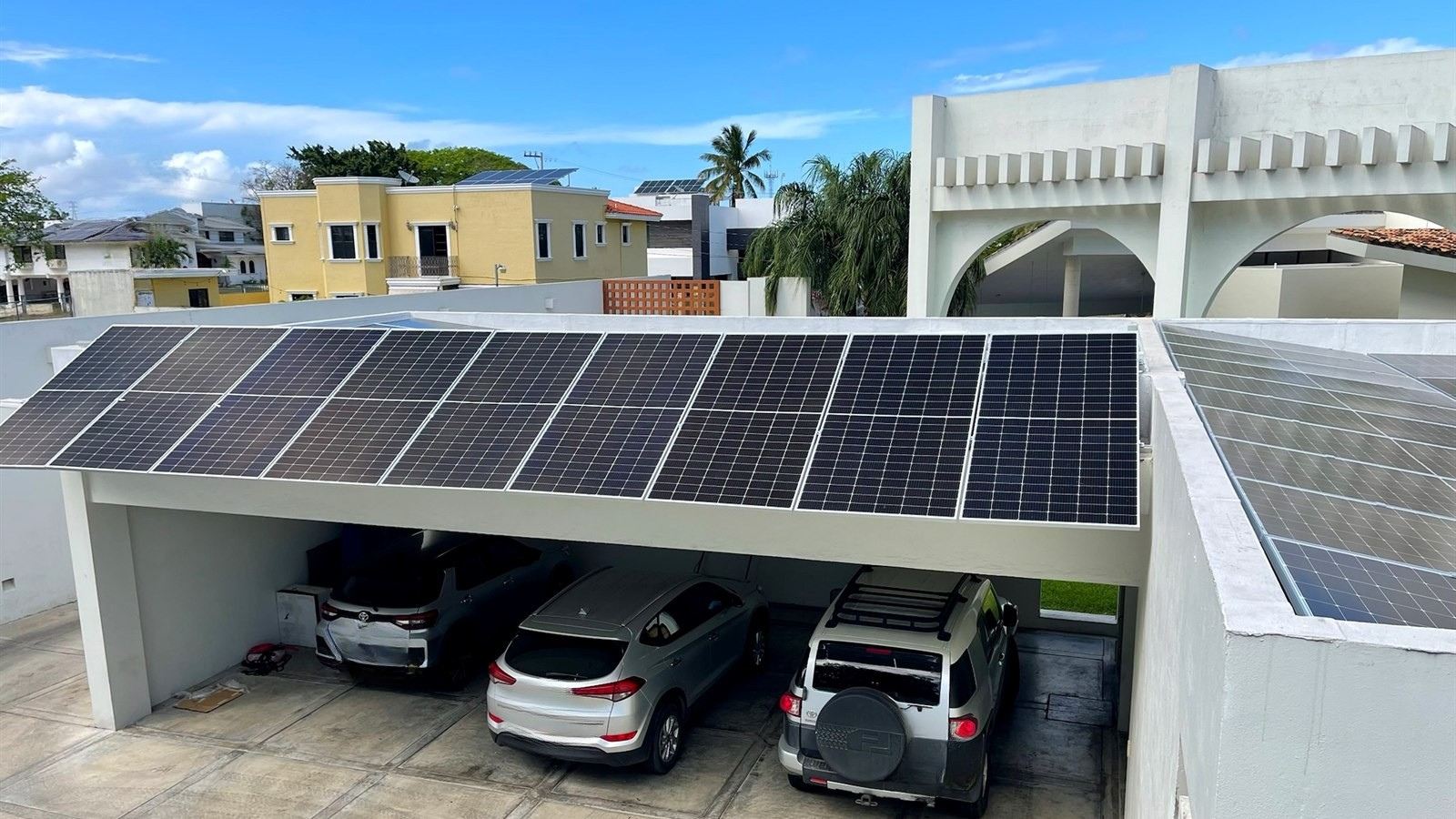 Paneles solares sobre la techumbre de una cochera en una casa de Tampico, instalados por Ecolux